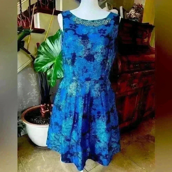 T Tahari size 10. Blue/black w/silver detail excellent condition fit and flare - Picture 4 of 13